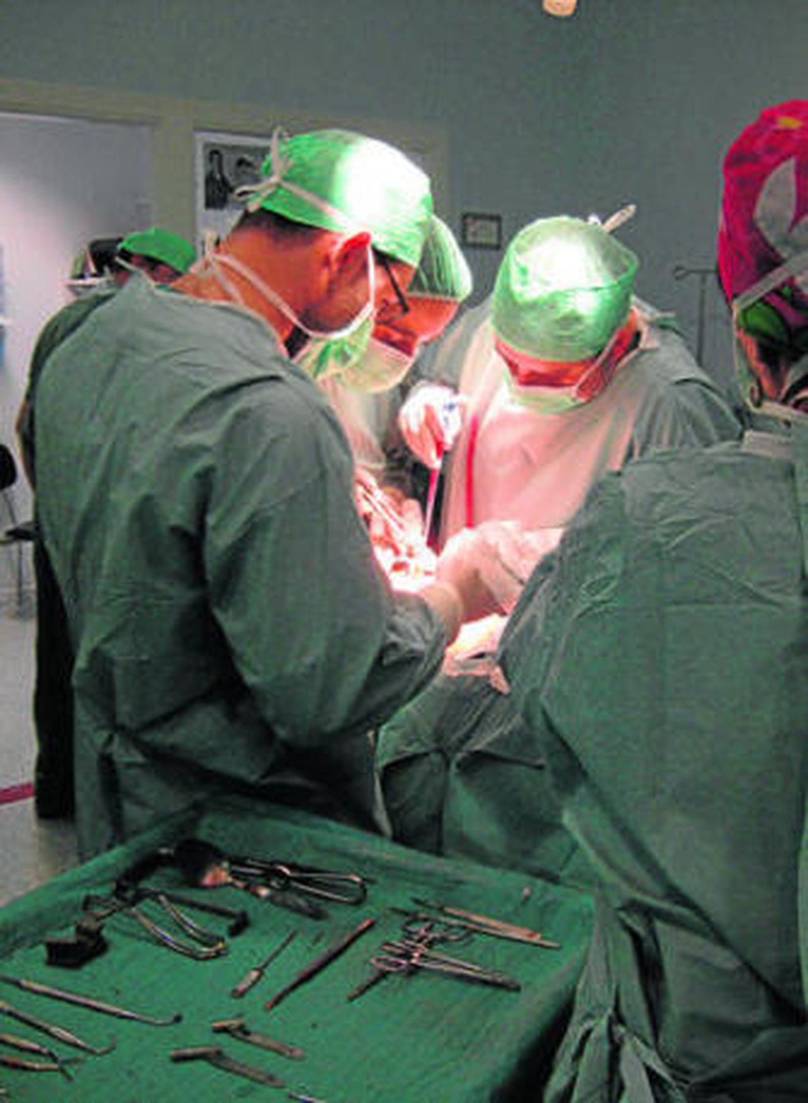 Los cirujanos maxilofaciales del Carlos Haya durante la intervención.