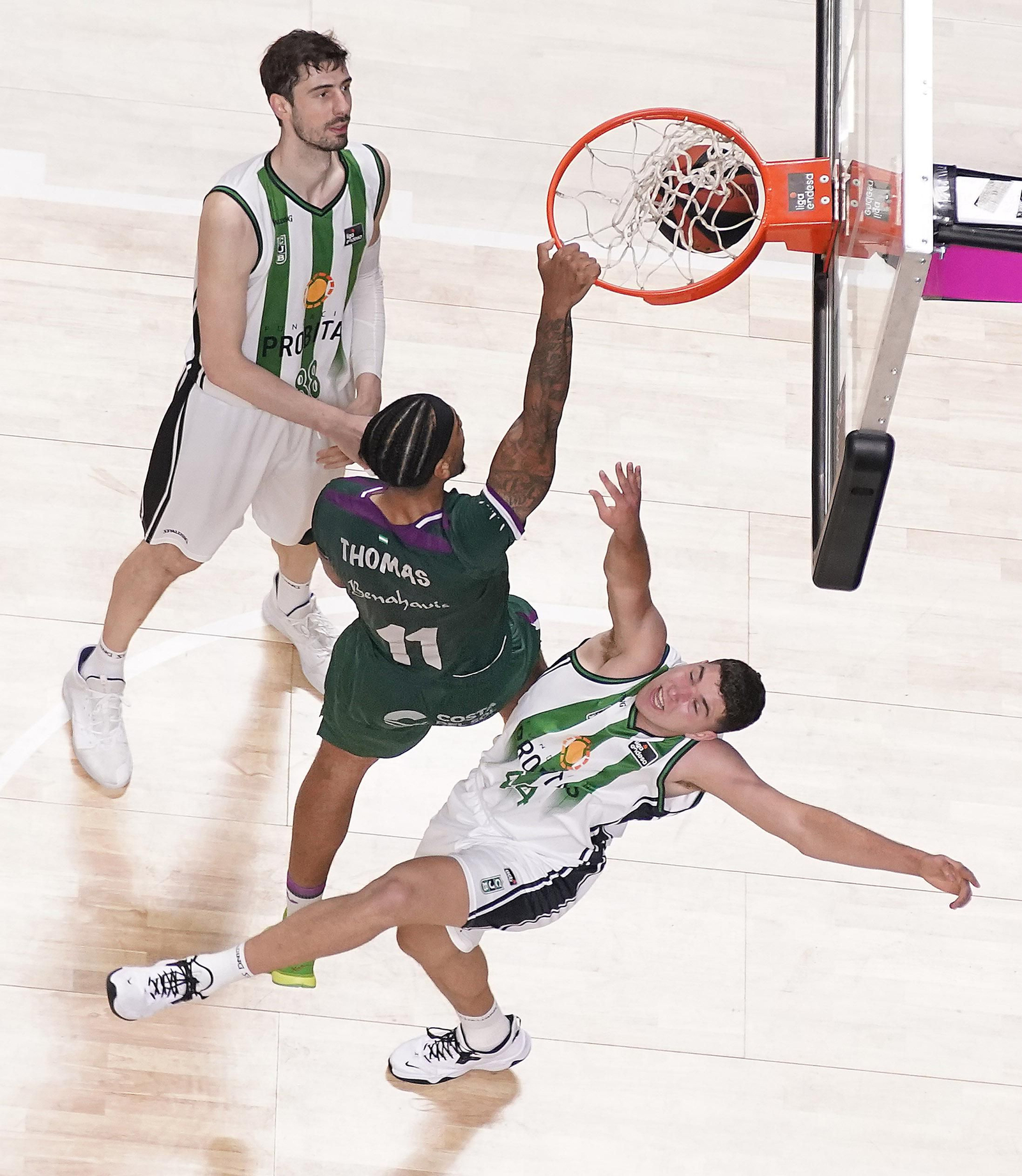 Malcolm Thomas hace un mate a una mano en el Carpena.