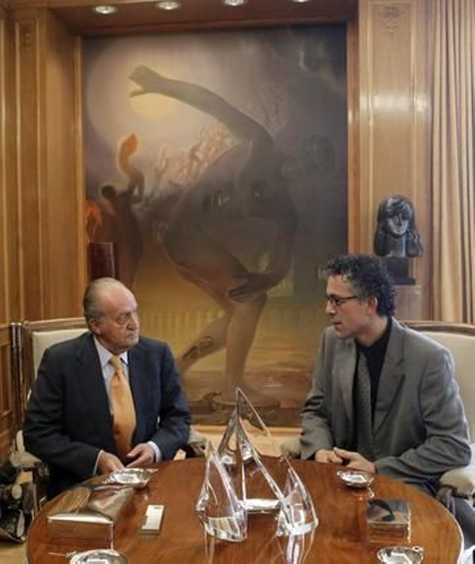 El rey conversa con el diputado de Amaiur Xabier Mikel Errekondo  Foto: EFE