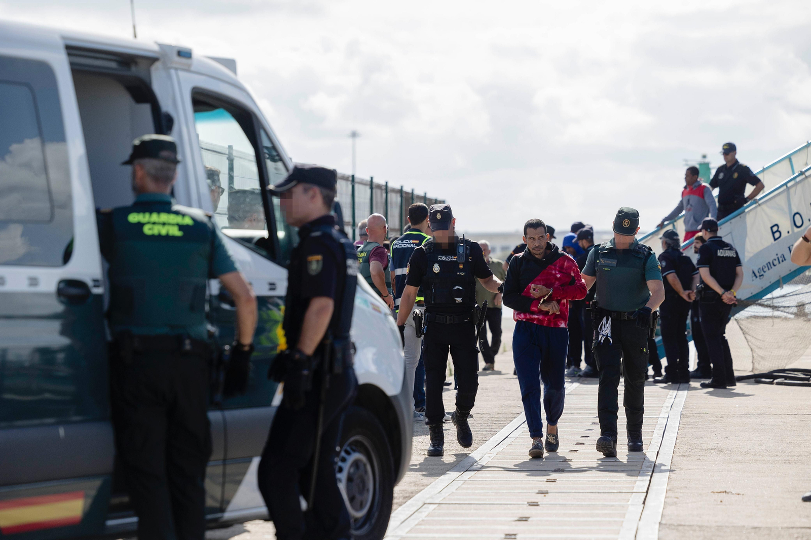 Imágenes de la descarga en el puerto de Cádiz de la cocaína intervenida en el narcosubmarino