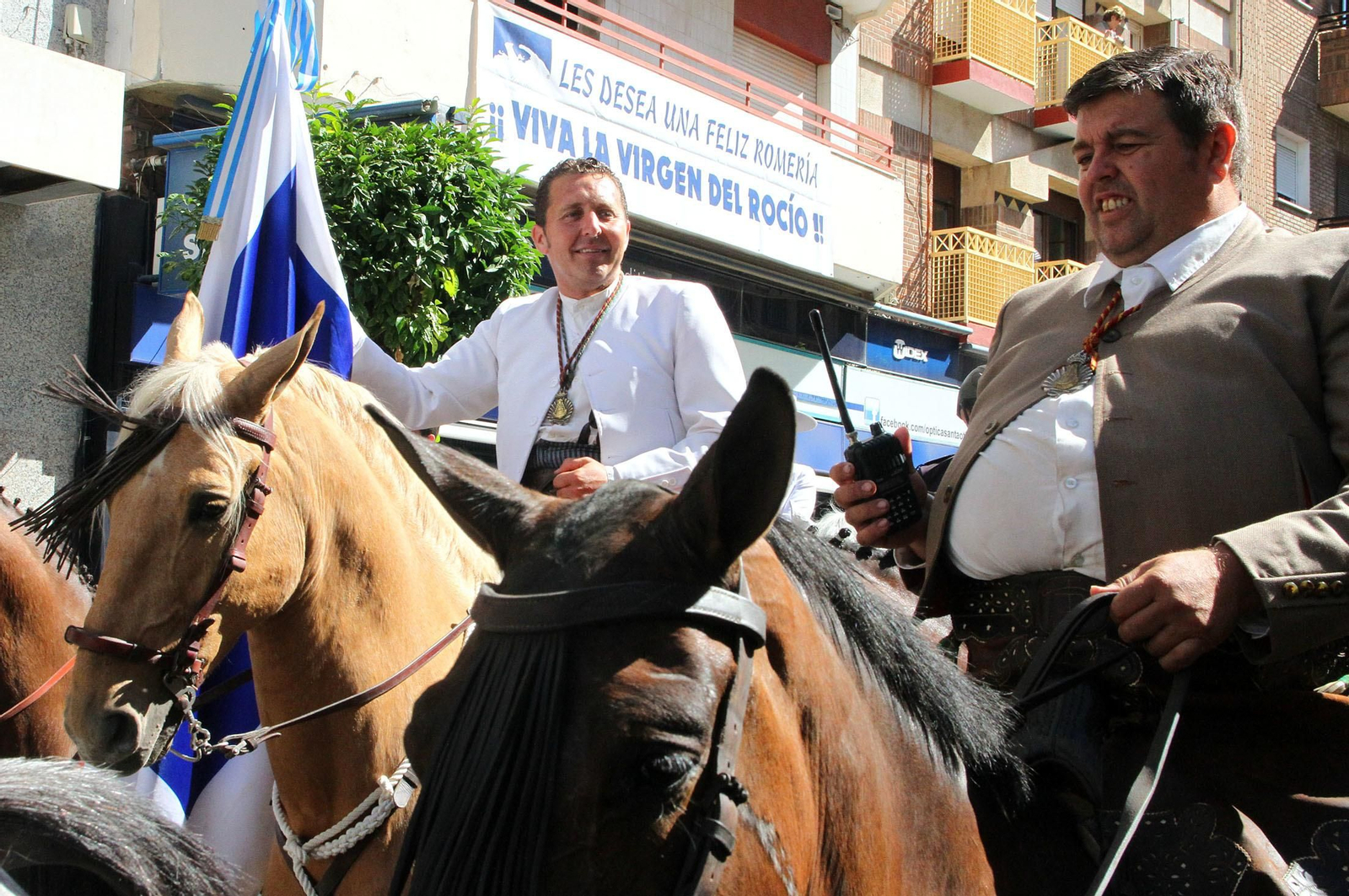 Imágenes de los caballistas, peregrinos a pie y carros de la Hdad de Emigrantes