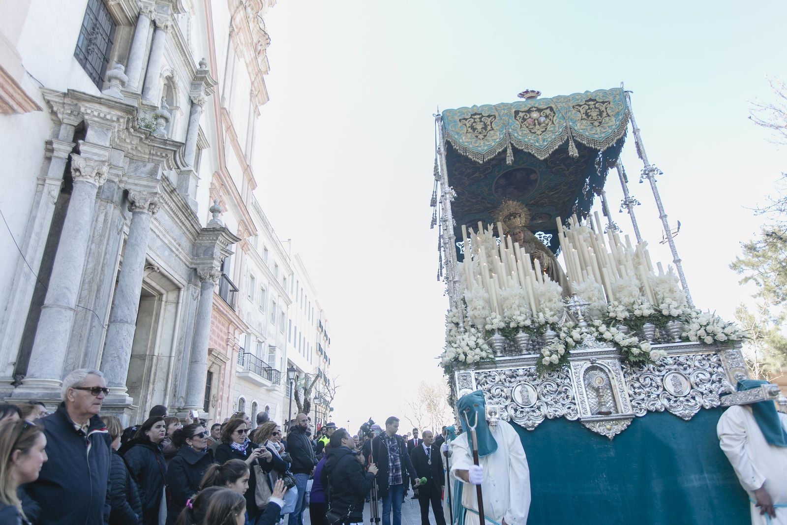 El paso de palio de la Virgen del Patrocinio al salir de la iglesia del Carmen.