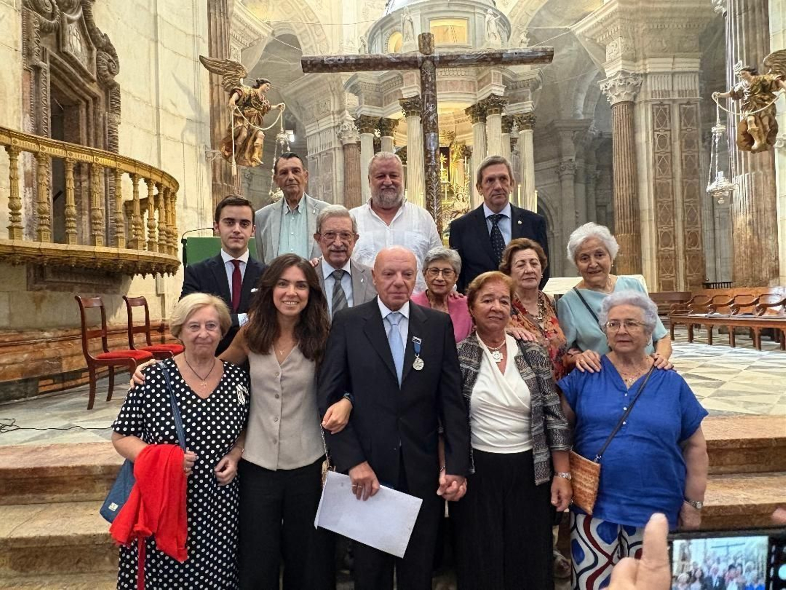 Ramón Caño con su familia y hermanos de la Esclavitud del Santísimo  y de la parroquia de San Antonio.
