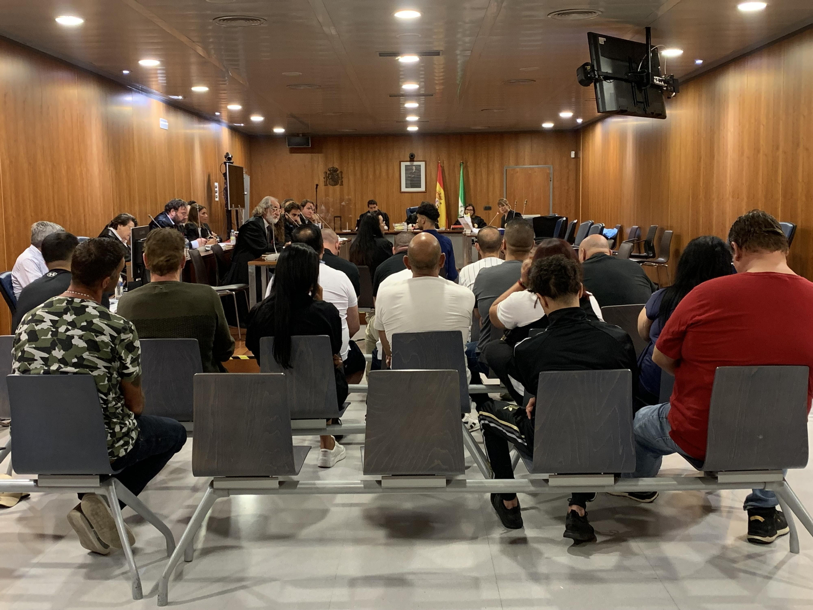 Los acusados de formar parte de una red de drogas liderada por el exjugador del Málaga CF Sergio Contreras, en el banquillo.