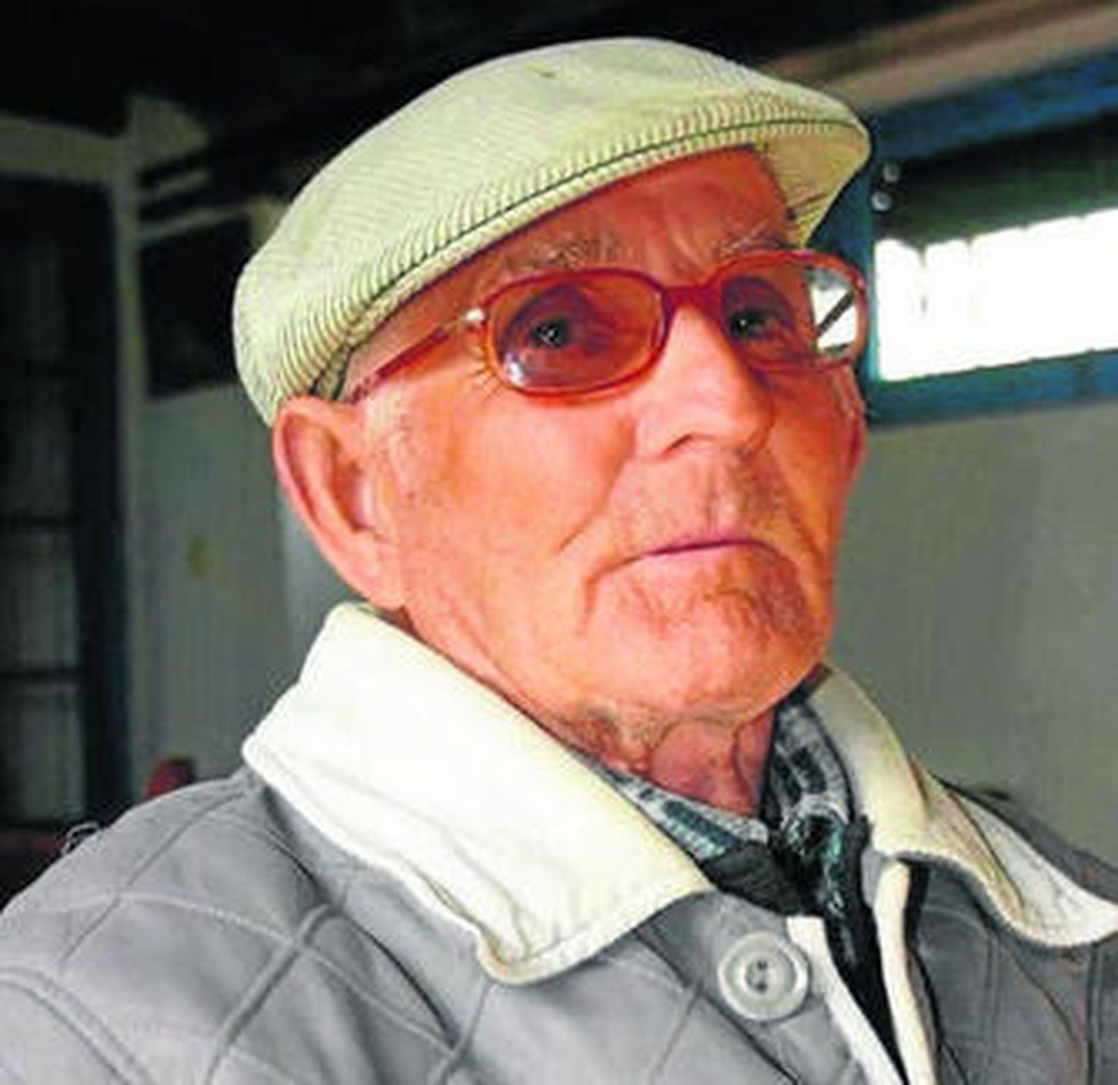 1. Almuerzo a media mañana en Alventus: el novillero sanluqueño Alejandro Jurado, el novillero de Trebujena Juan Manuel Moreno, José y Miguel Núñez, Joselito Núñez y Juan Antonio Morales dan cuenta de unos huevos con cebolla en en el "mostito" de Miguel. 2. José Núñez Núñez, ganadero, excepcional caballista y una leyenda en el campo bravo gaditano.  3. Nuestra Señora del Milagro, representada amamantando al Niño, preside la entrada del caserío. 4. El marqués de Villamarta hizo poner esta placa en recuerdo de la visita del rey Alfonso XIII. (Fotos Orgambides)