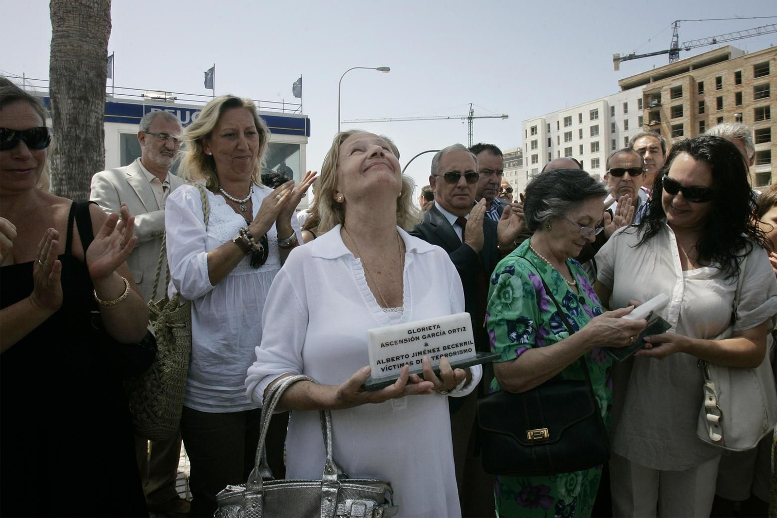 La familia de Ascensión García y de Alberto Jiménez Becerril durante la inauguración de la rotonda dedicado a ambos.