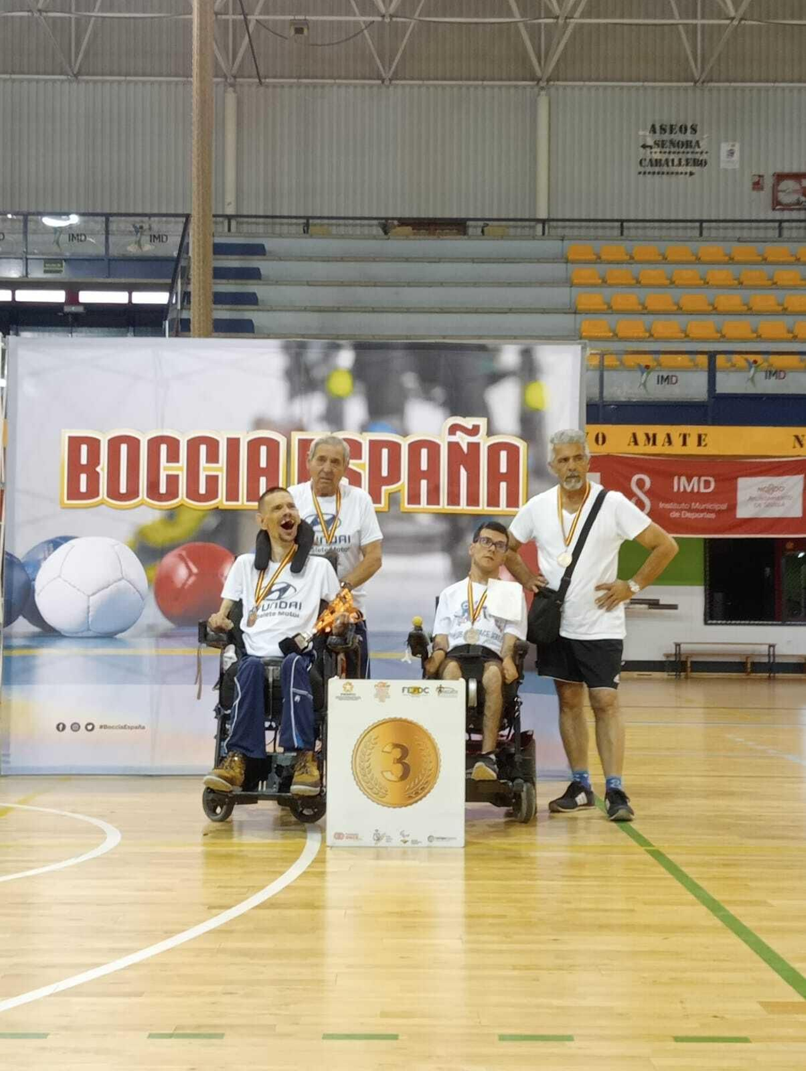 Chema Rodríguez y Ángel Ponce, con sus trofeos por parejas.
