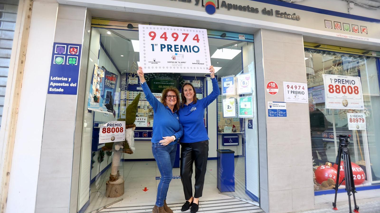 Celebración en Calle Mármoles, donde también vendieron el primer premio de 'el gordo'.