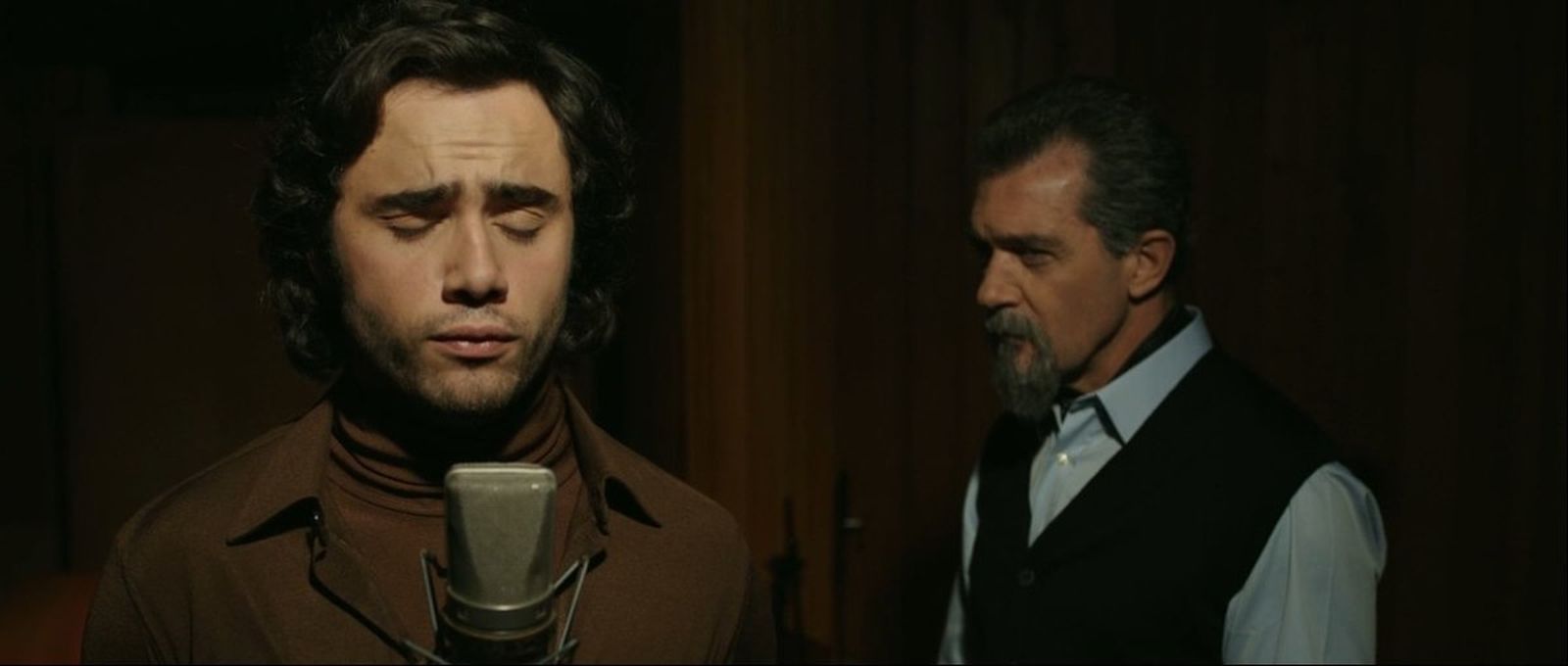 Tony Sebastian y Antonio Banderas, en una escena de la película.