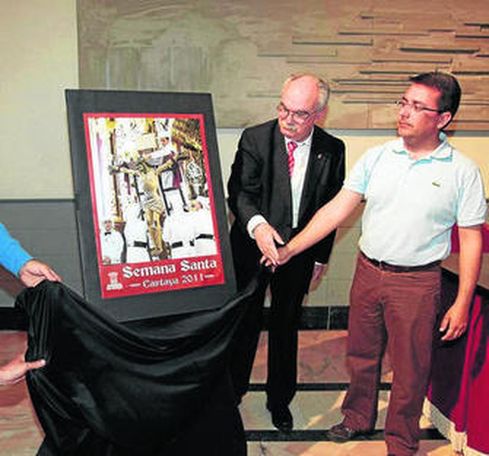 Momento en que se descubre el cartel anunciador.