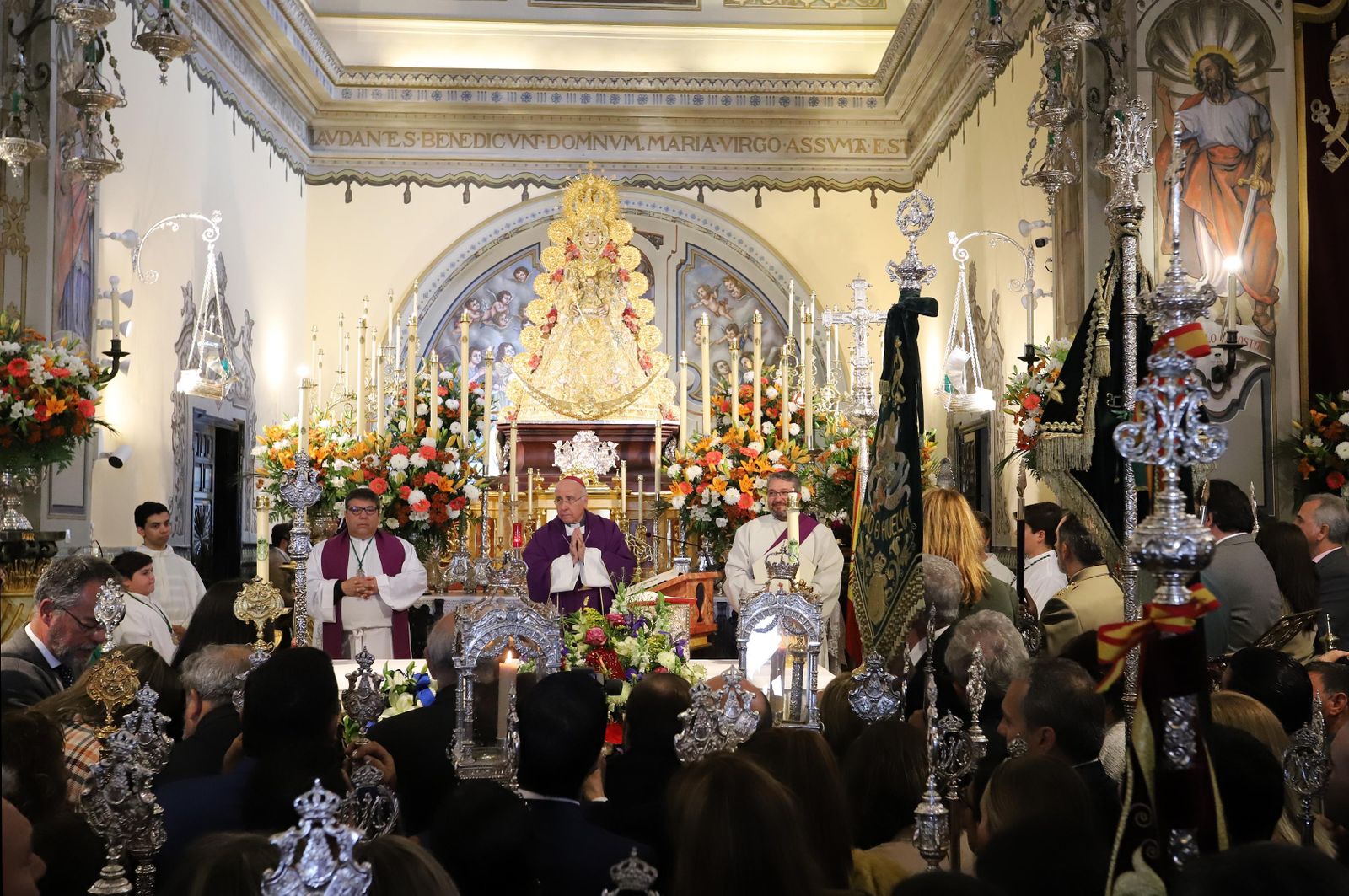Imágenes de la misa de la Hermandad del Rocío de Huelva ante la Virgen del Rocío