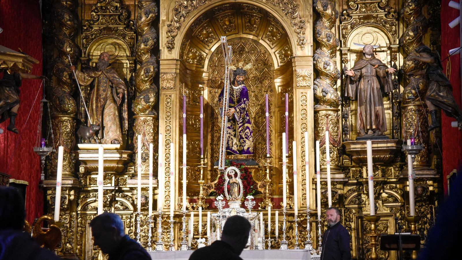 Nuestro Padre Jesús Nazareno recibe la visita de los devotos.