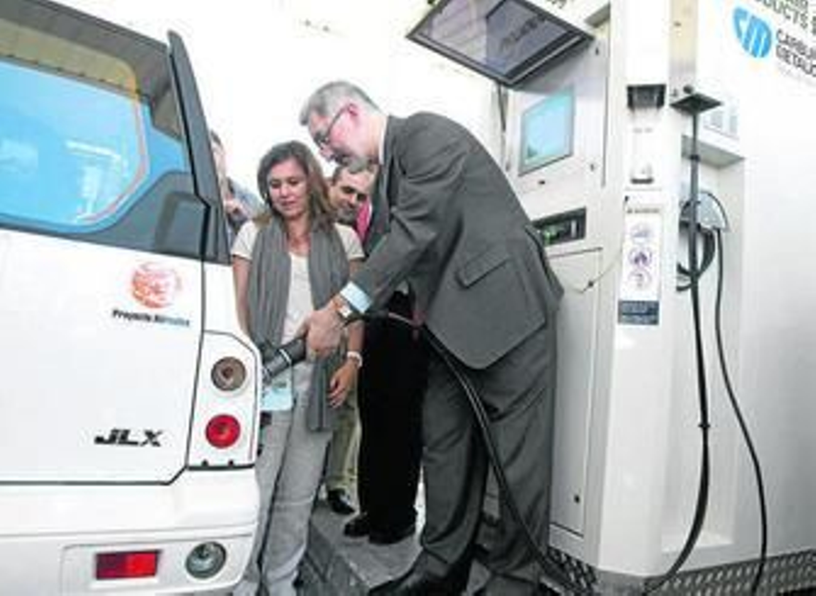 El consejero de Innovación, Antonio Ávila, reposta hidrógeno en la estación inaugurada ayer.