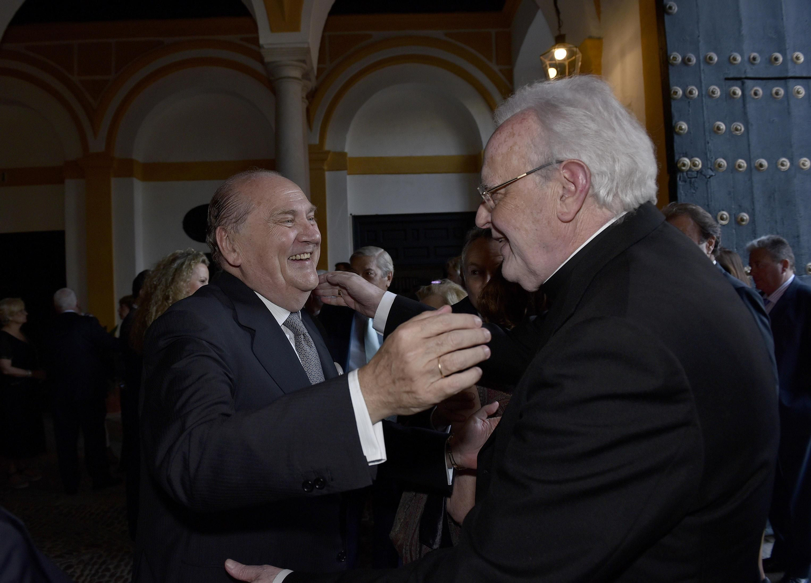 José Moya saluda al cardenal Carlos Amigo Vallejo.