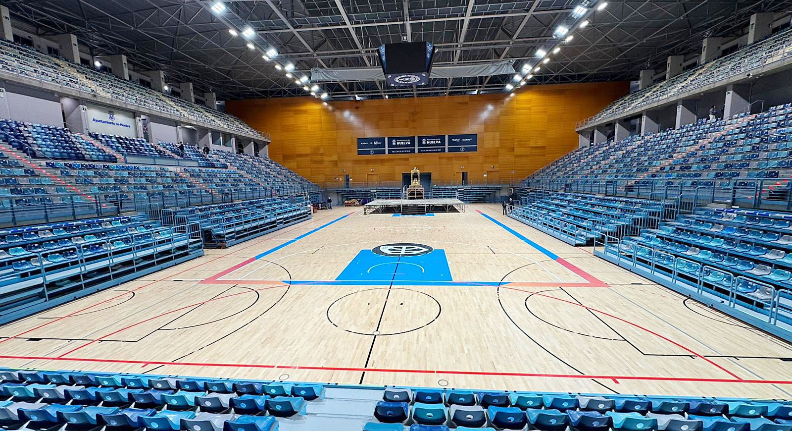 Las fotografías de los preparativos en el Carolina Marín para la Misa funeral por las víctimas de Adamuz