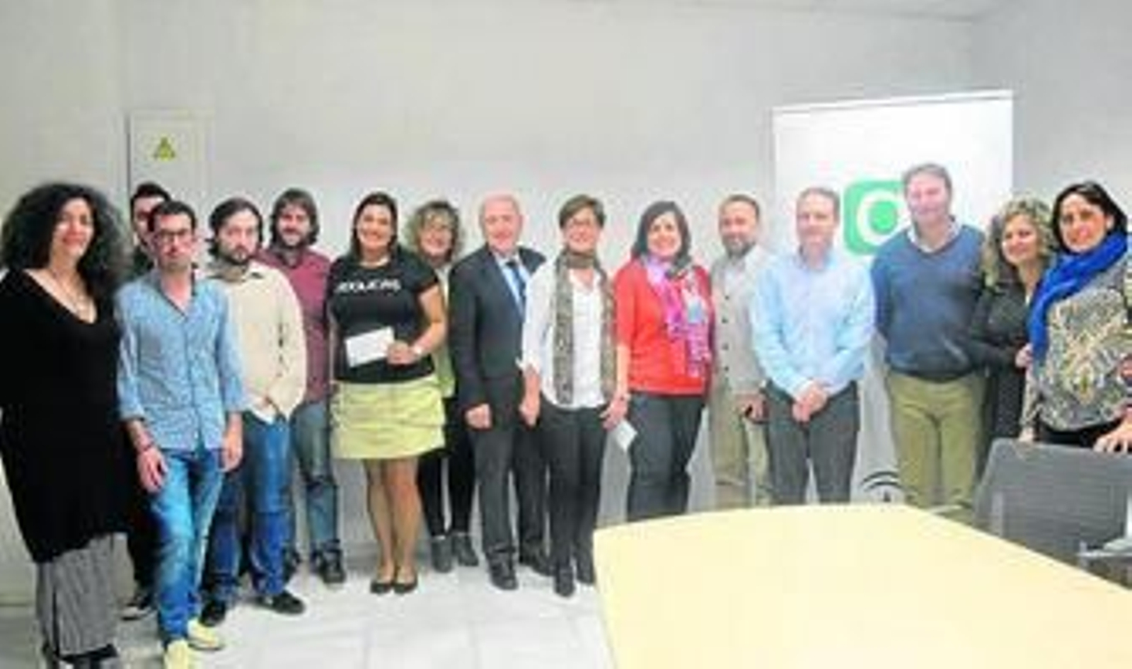 Adriana Valverde con los emprendedores en la sede del CADE.