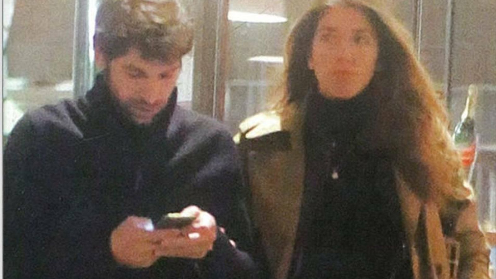 Cayetano Rivera, con Karelys Rodríguez en Londres, en la foto que ha causado la polémica.