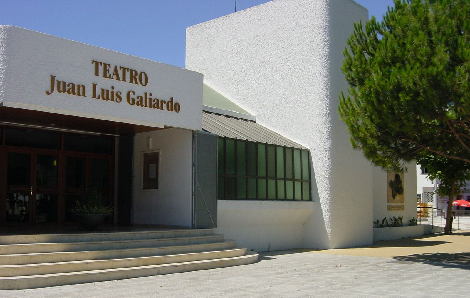 El Teatro Juan Luis Galiardo de San Roque, inaugurado en 1995. Tomó el nombre del conocido actor sanroqueño el 10 de febrero de 2001, anteriormente se llamaba Cine Teatro Alameda.