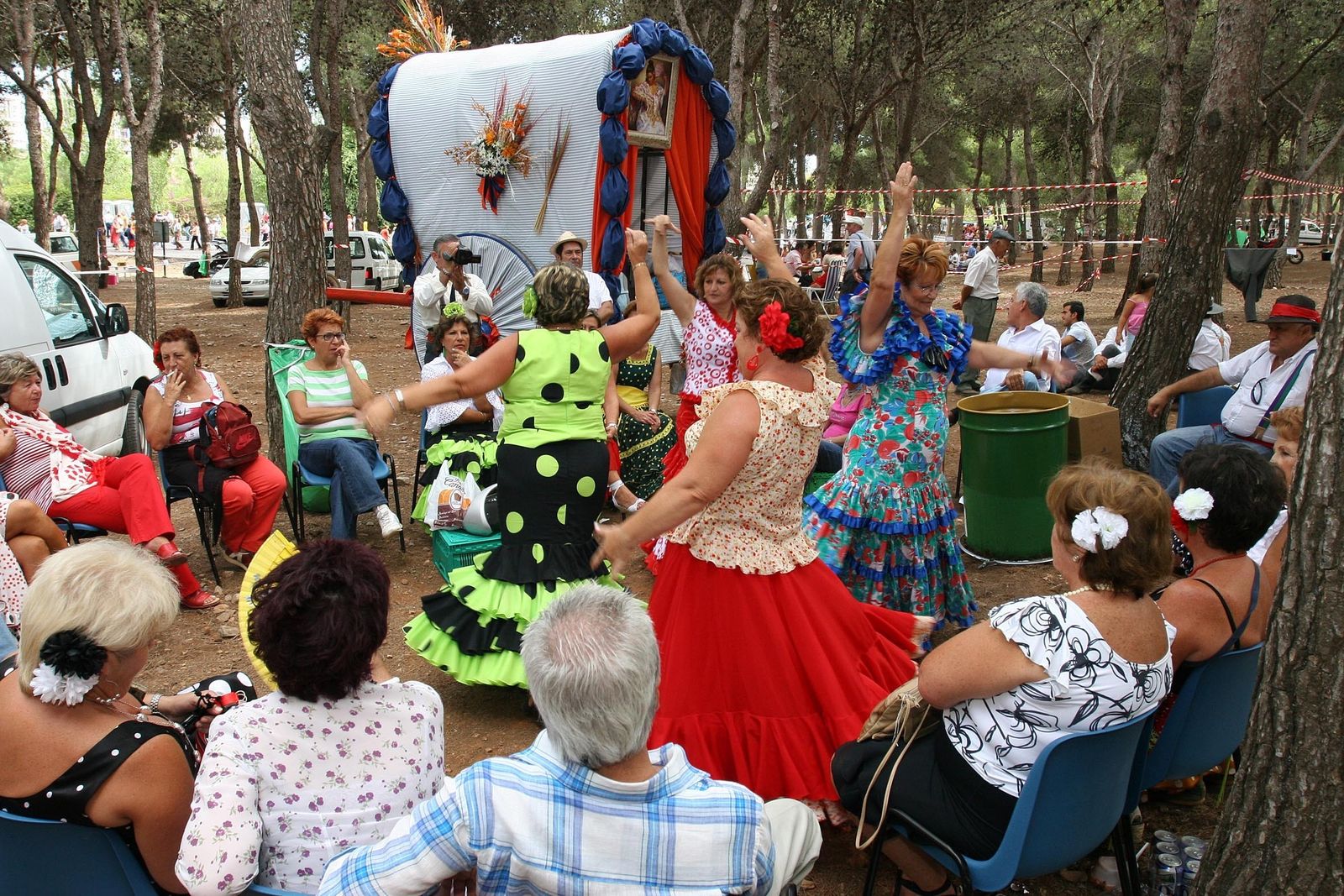 Un grupo baila en la Romería de San Miguel, en una imagen de archivo.