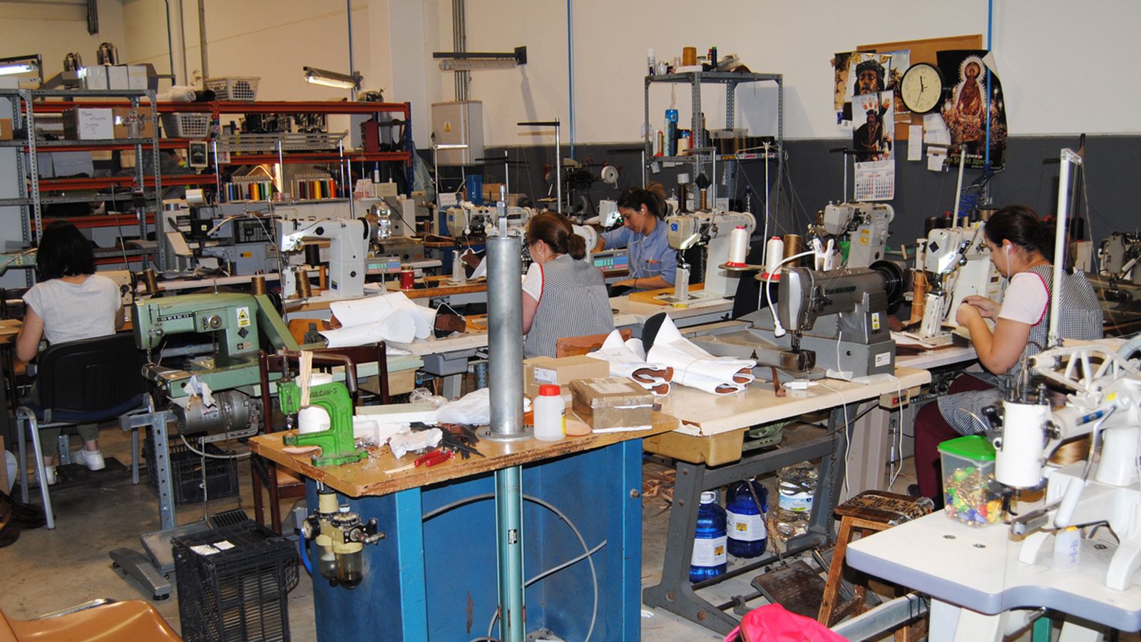 Varias personas trabajan en la fabricación de calzado.