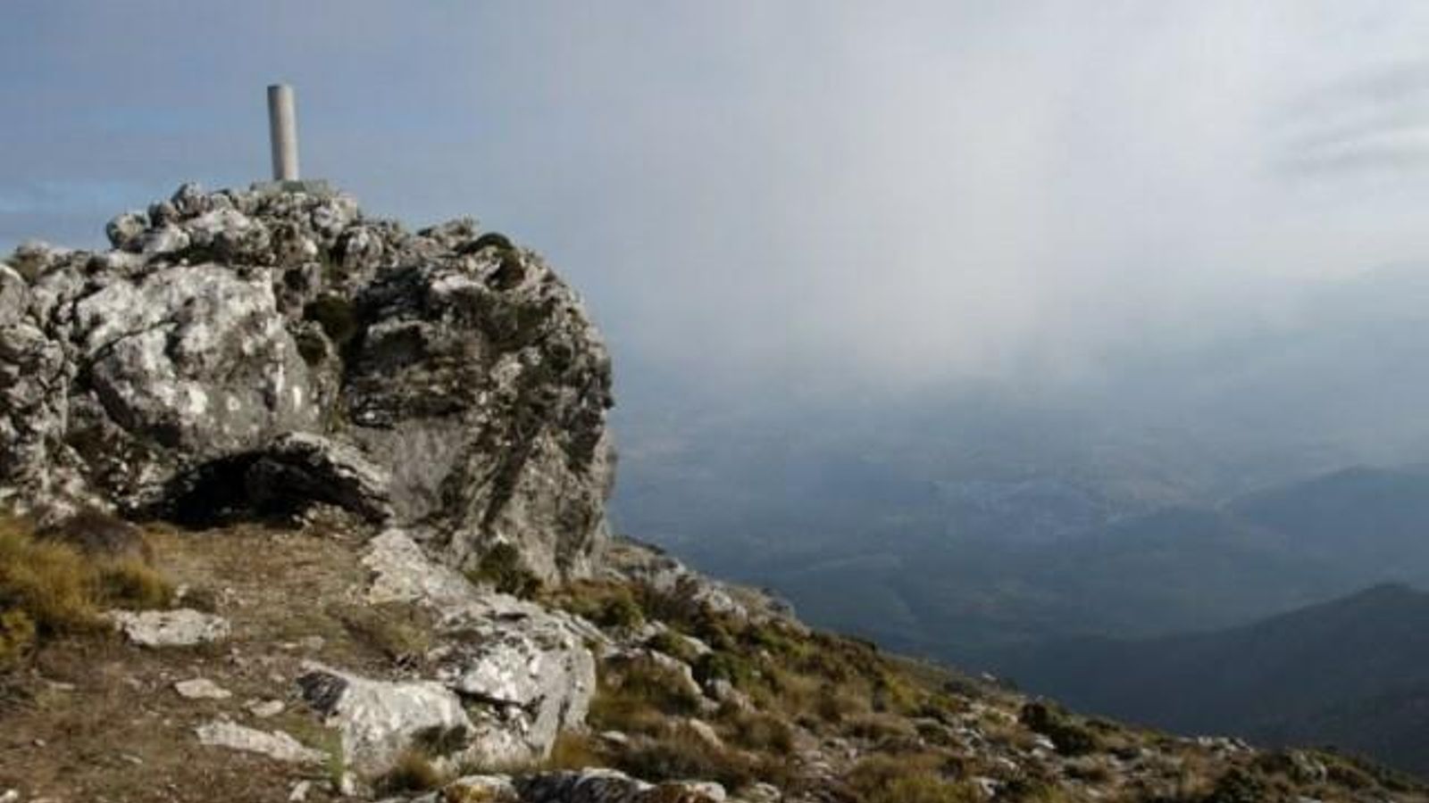 La cima de Sierra Prieta supone el ecuador de la ruta.