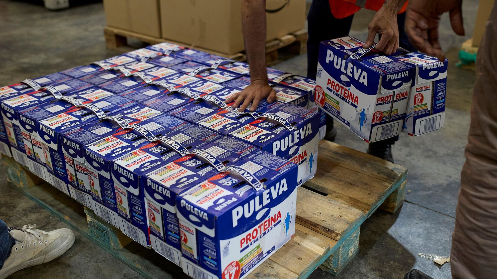 Voluntarios y trabajadores de la entidad social organizan las donaciones en el almacén.