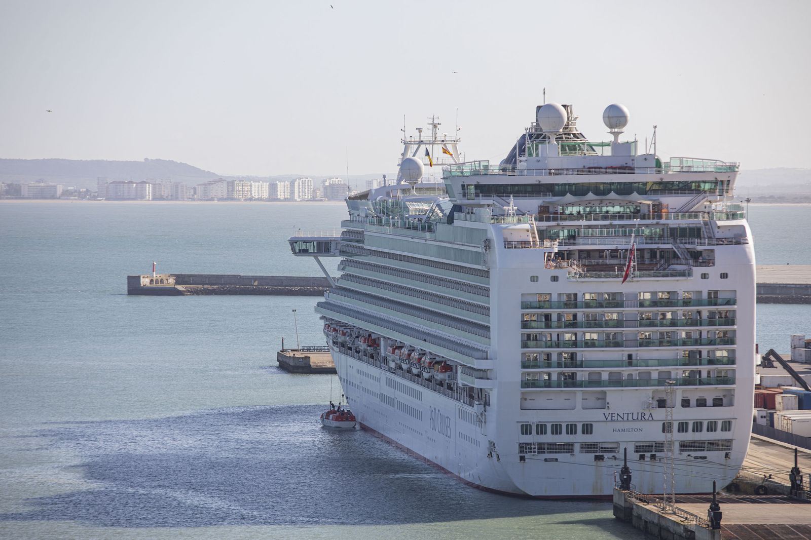 Un crucero en el Puerto de Cádiz.