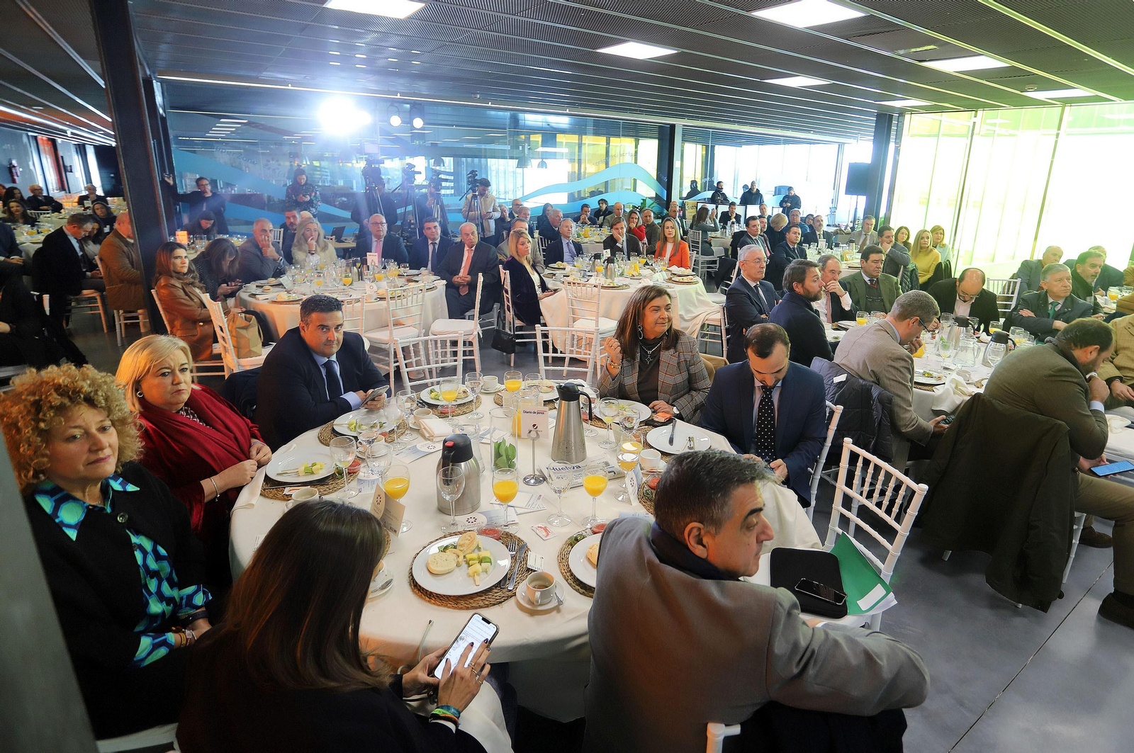 Imágenes del desayuno-coloquio con Antonio Sanz en el Foro Joly Andalucía celebrado en la Lonja de la Innovación del Puerto de Huelva