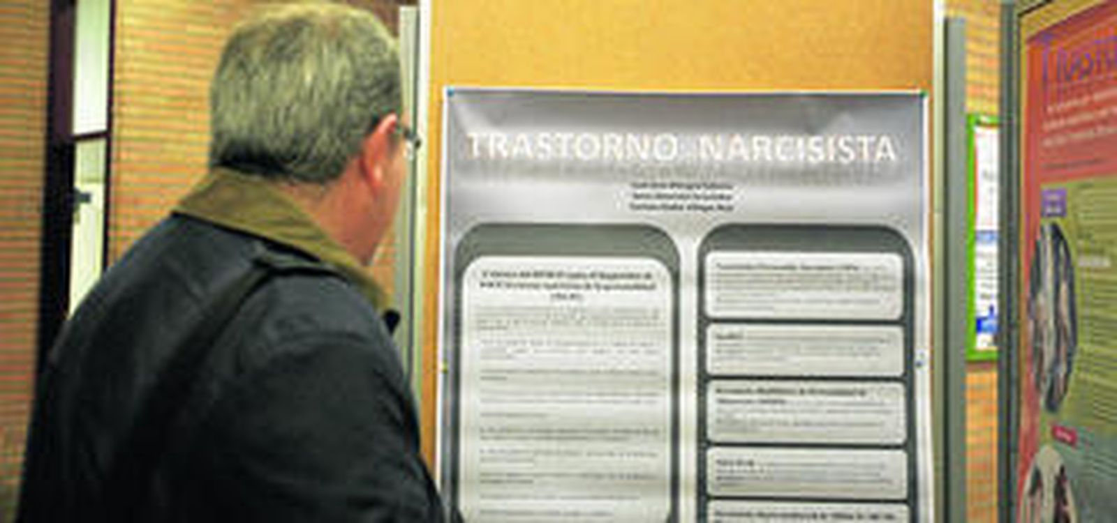 1. Un profesor se detiene ante uno de los poster que han formado parte de la exposición. 2. Los trabajos de los alumnos de la asignatura Aplicación de la Evaluación y el Diagnóstico Psicológico en el hall del Aulario III. 3. Un joven lee uno de los trabajos.