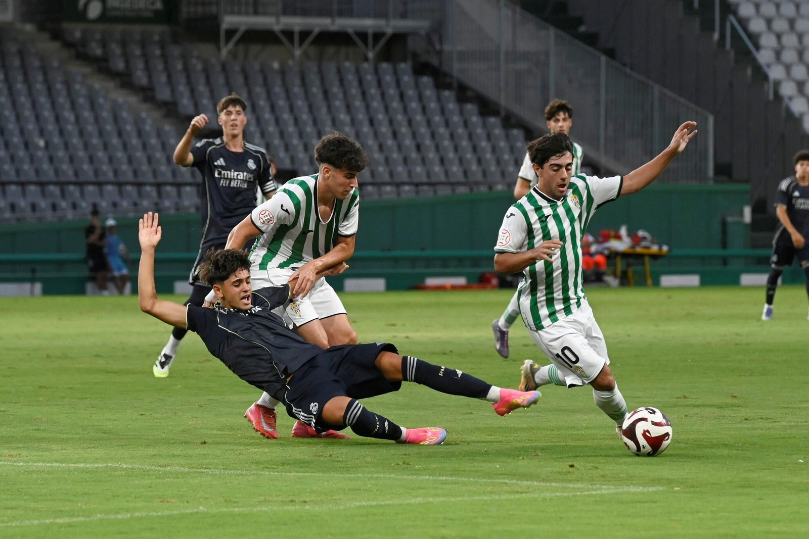 Las mejores fotos del ambiente en El Arcángel para el Córdoba CF - Real Madrid del Mundial de Clubes sub 18