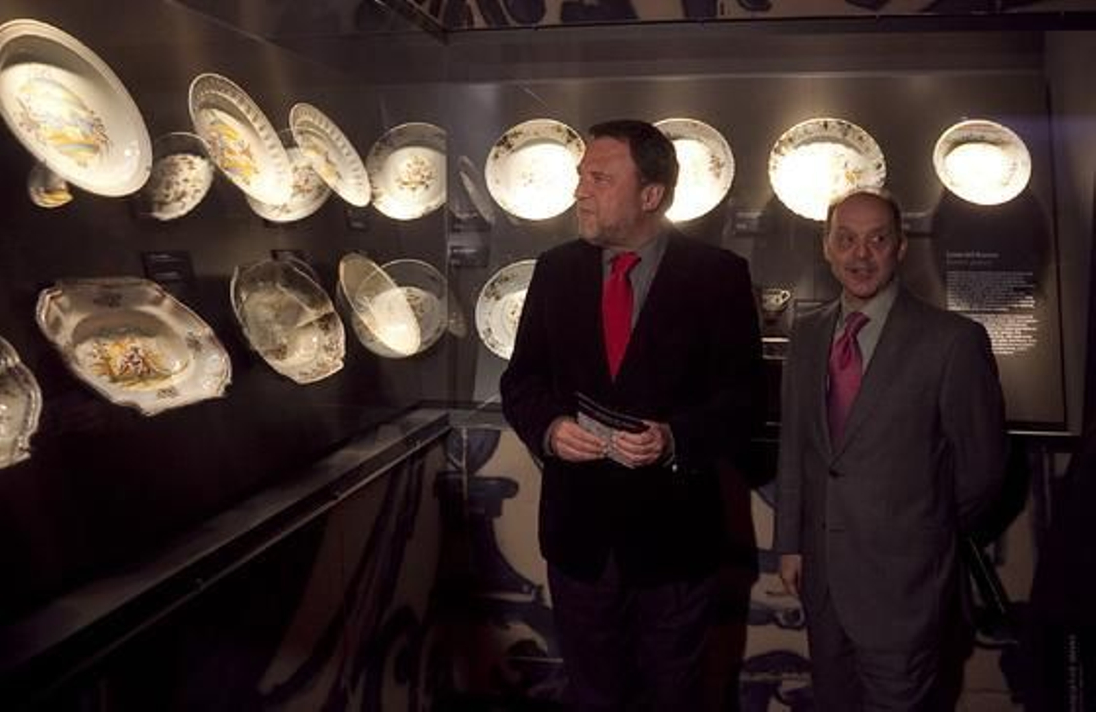 El alcalde, Alfredo Sánchez Monteseirín, admira las piezas de la colección Carranza junto a los responsables de la muestra.

Foto: Jaime Martínez