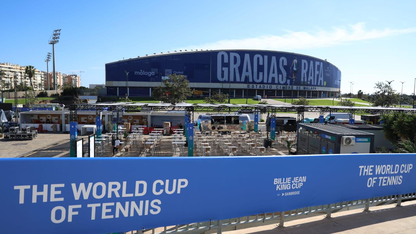 La pancarta de homenaje a Rafa Nadal, en imágenes