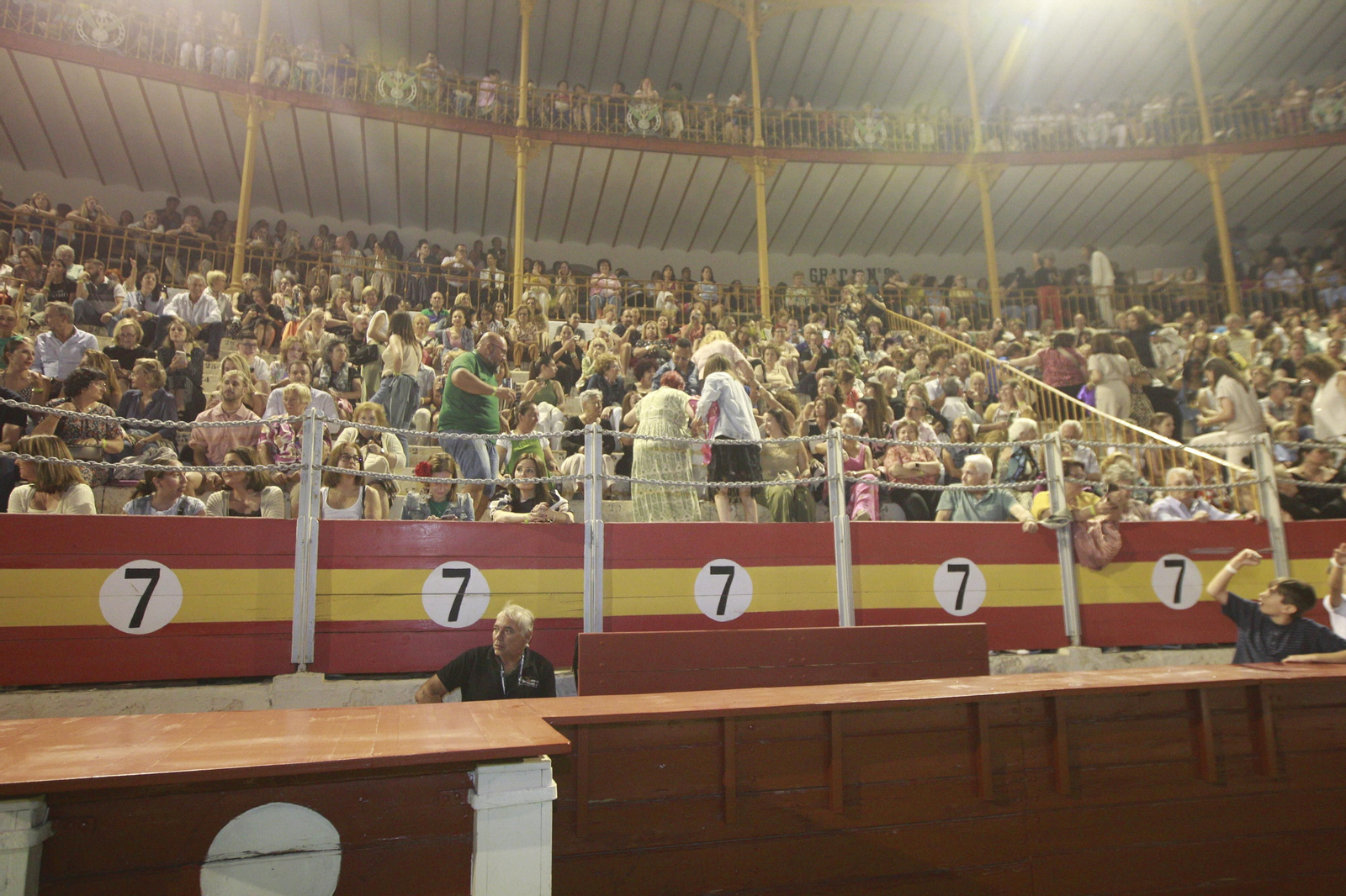 Isabel Pantoja cautiva al público de Almería en la plaza de toros