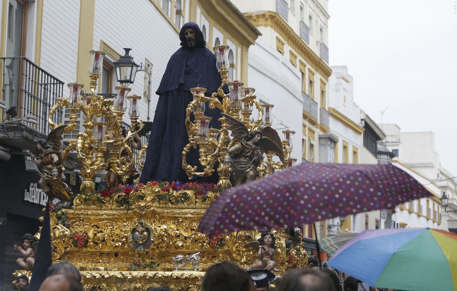 Cautivo con el capote impermeable