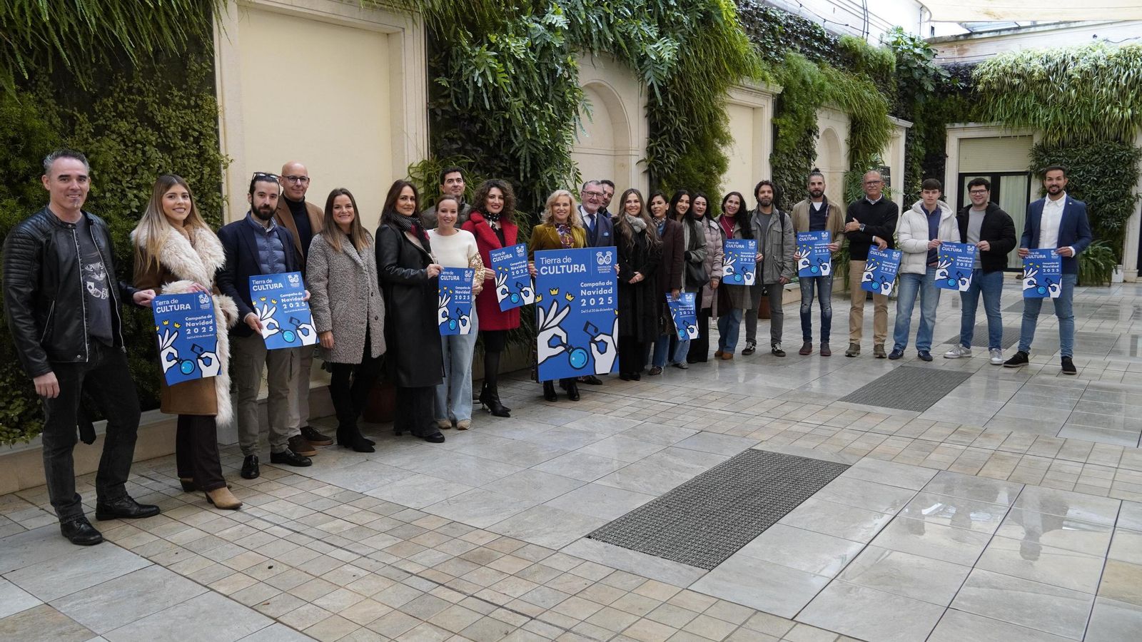 Asistentes a la presentación de la campaña de Navidad en la sede de la Diputación de Huelva.