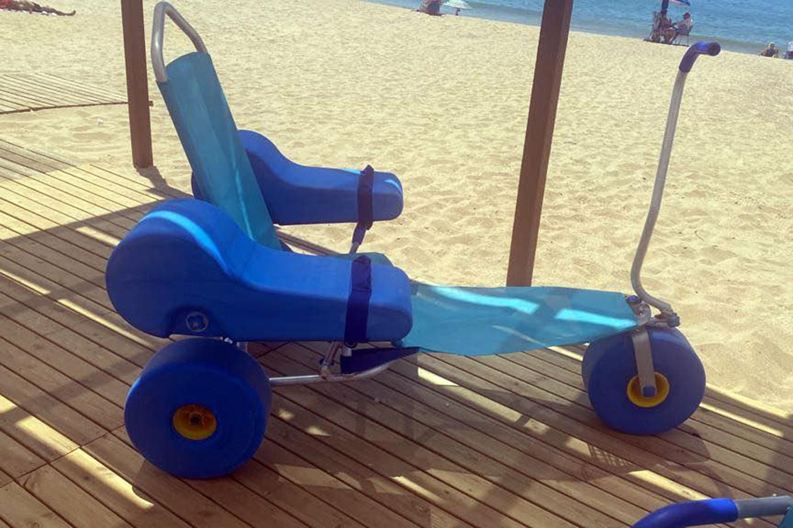 En esta playa de Huelva el baño inclusivo para personas con movilidad reducida es una prioridad