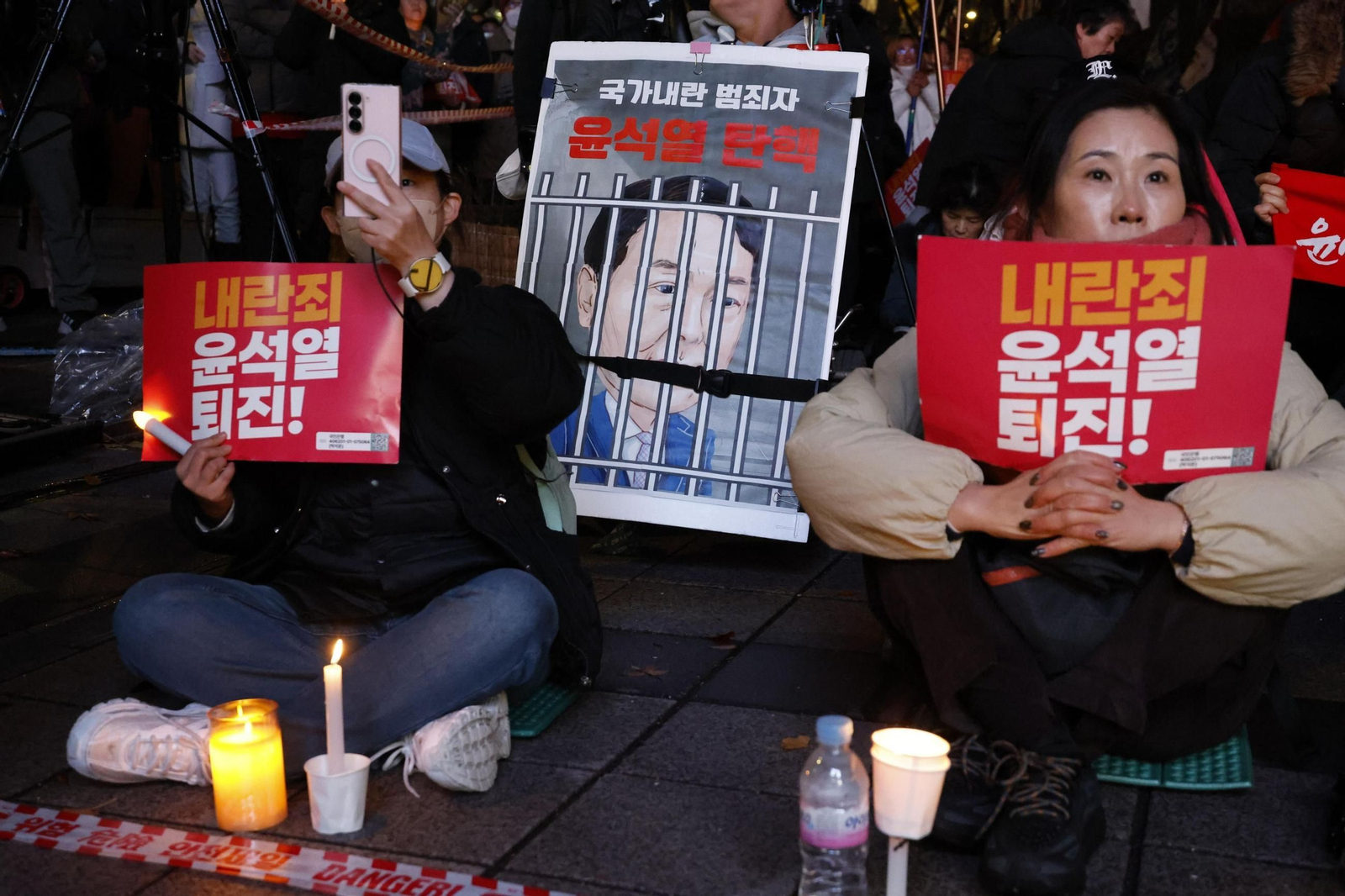 Protesta contra el presidente surcoreano Yoon Suk-yeol por traición. Protesta contra el presidente surcoreano Yoon Suk-yeol por traición.