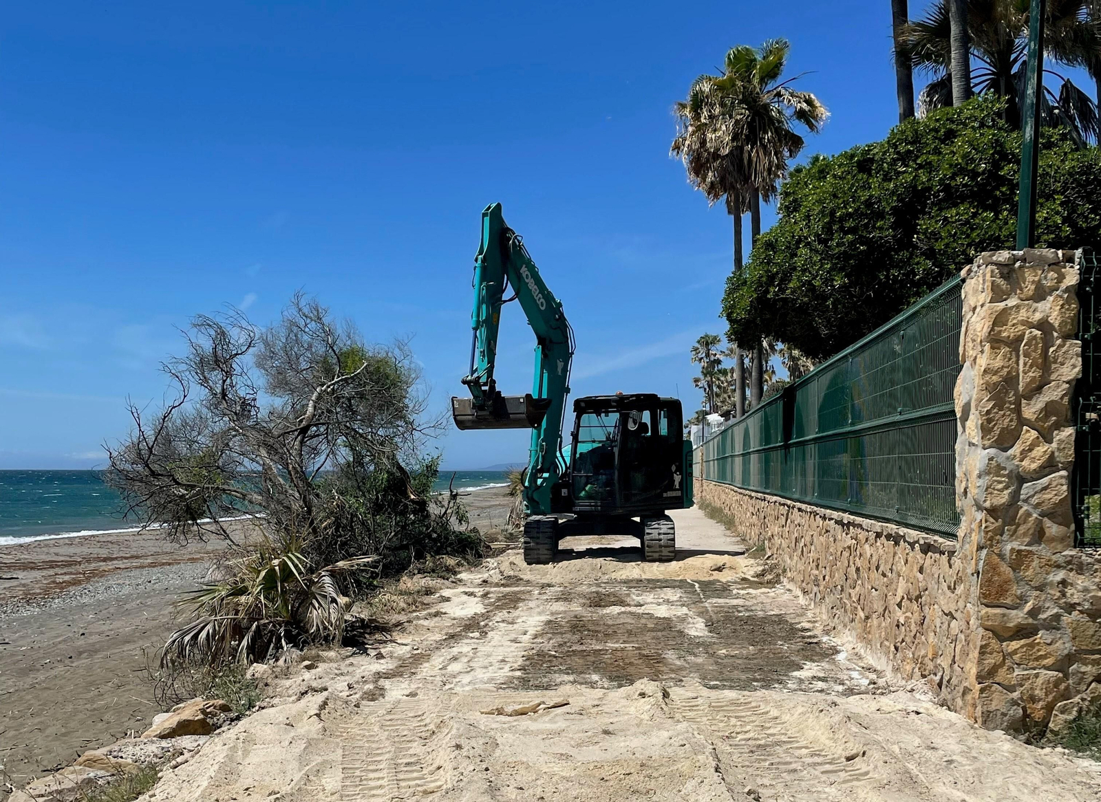 El inicio de las obras del nuevo tramo de la senda litoral en Dominion Beach, en Estepona.