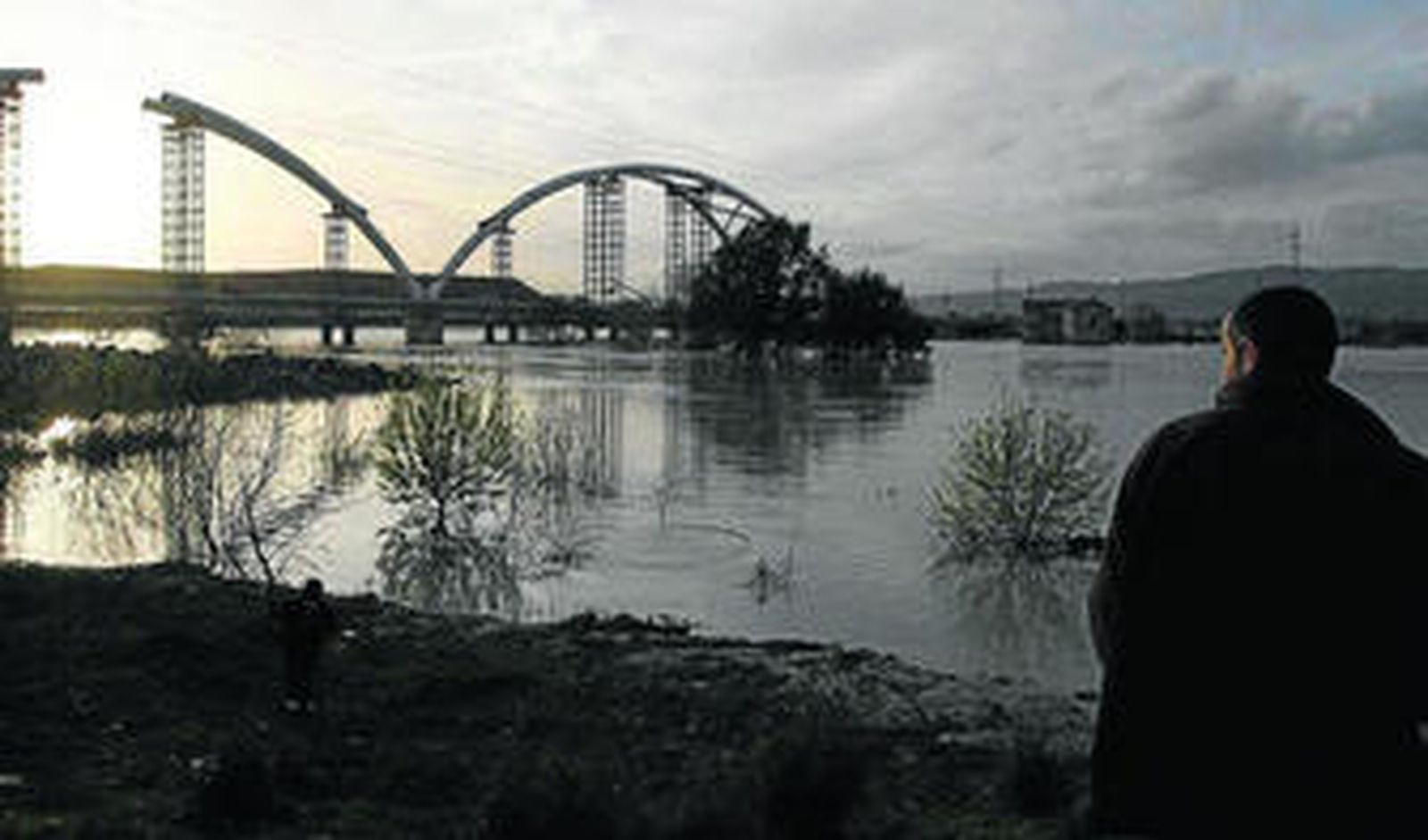 El agua entró en la pista de aterrizaje a primera hora de ayer.