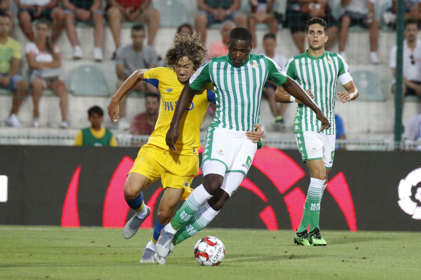Carvalho intenta librarse de un rival en un amistoso ante el Oporto.