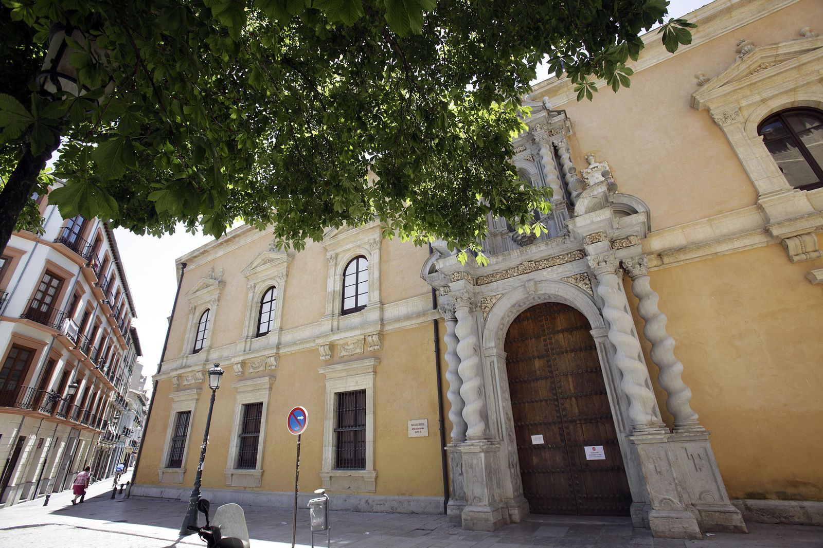 Fachada de la Facultad de Derecho de la Universidad de Granada.