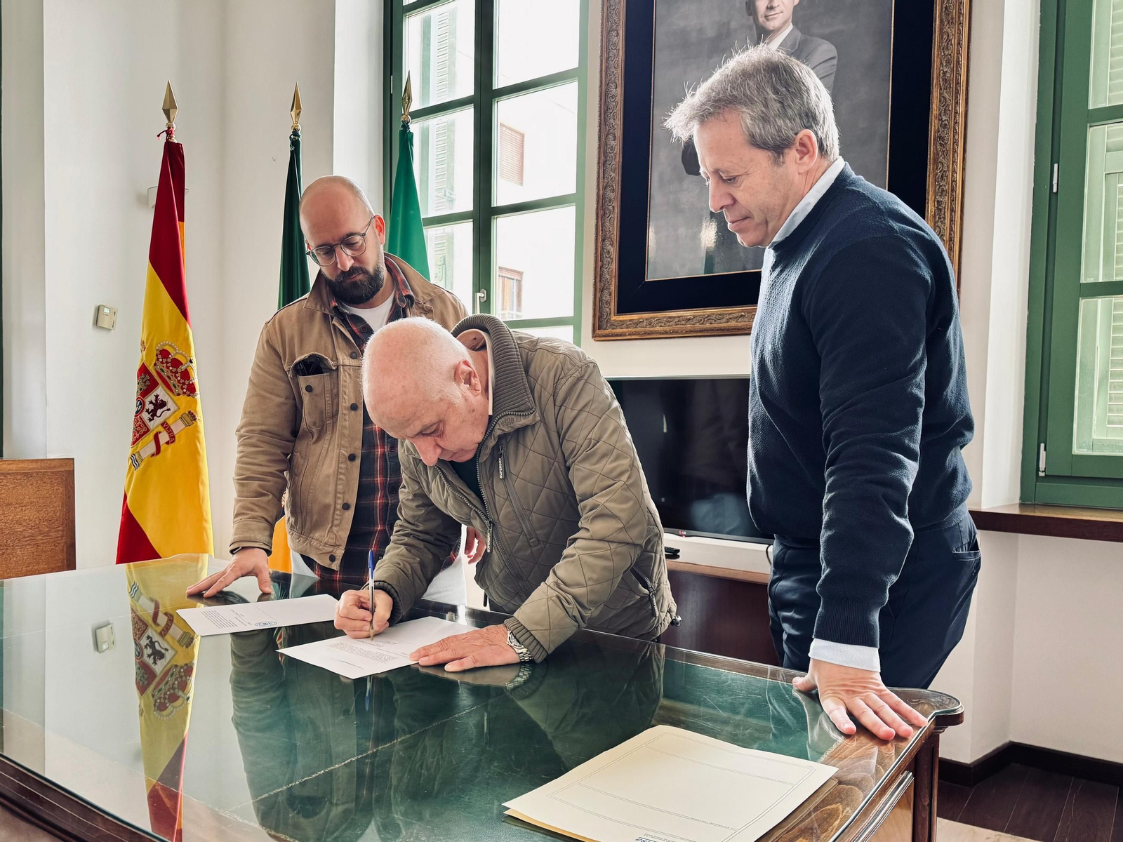 Un momento de la firma del convenio con Urbaluz.