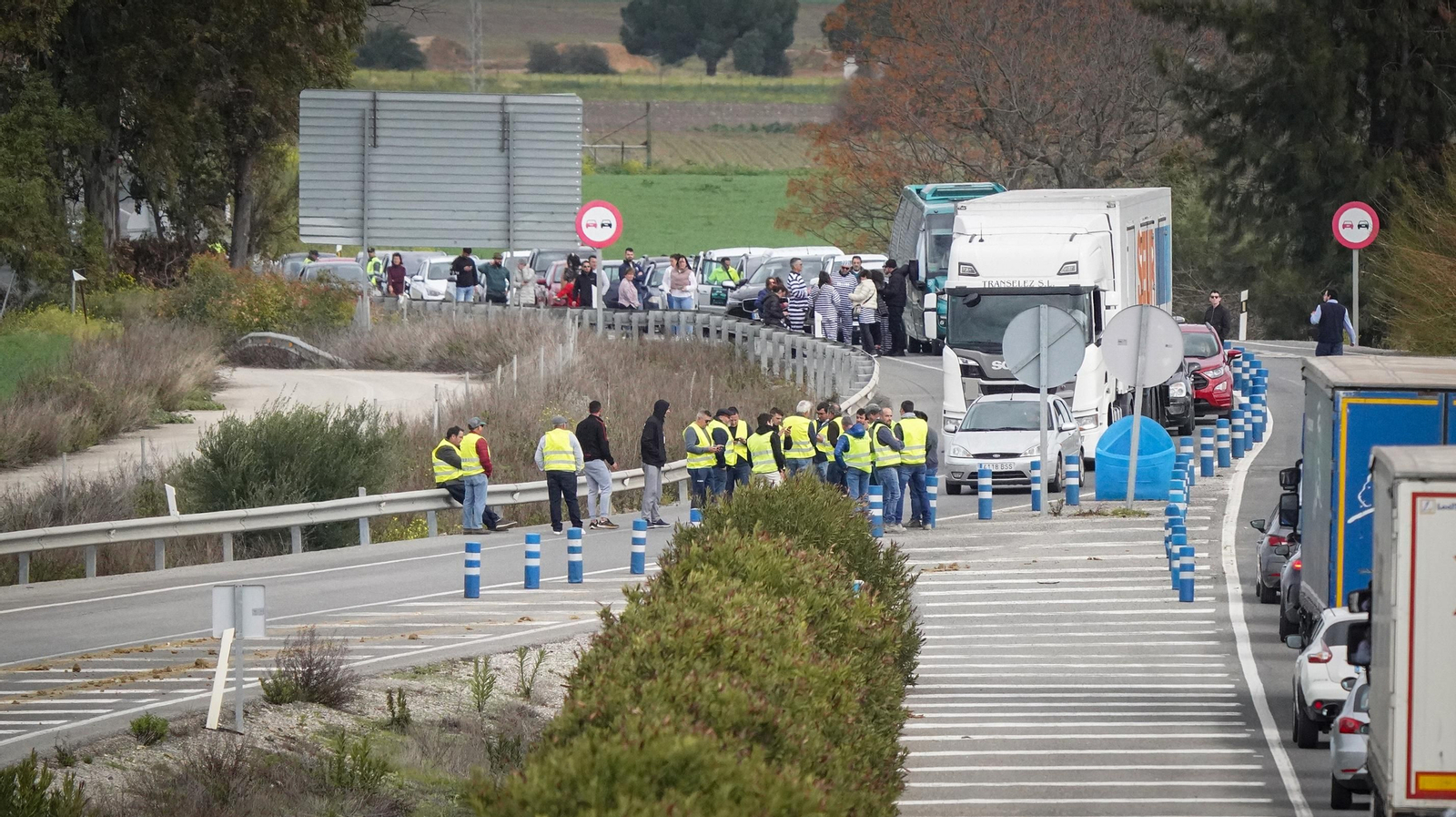 Agricultores y ganaderos vuelven a cortar la NIV en Jerez