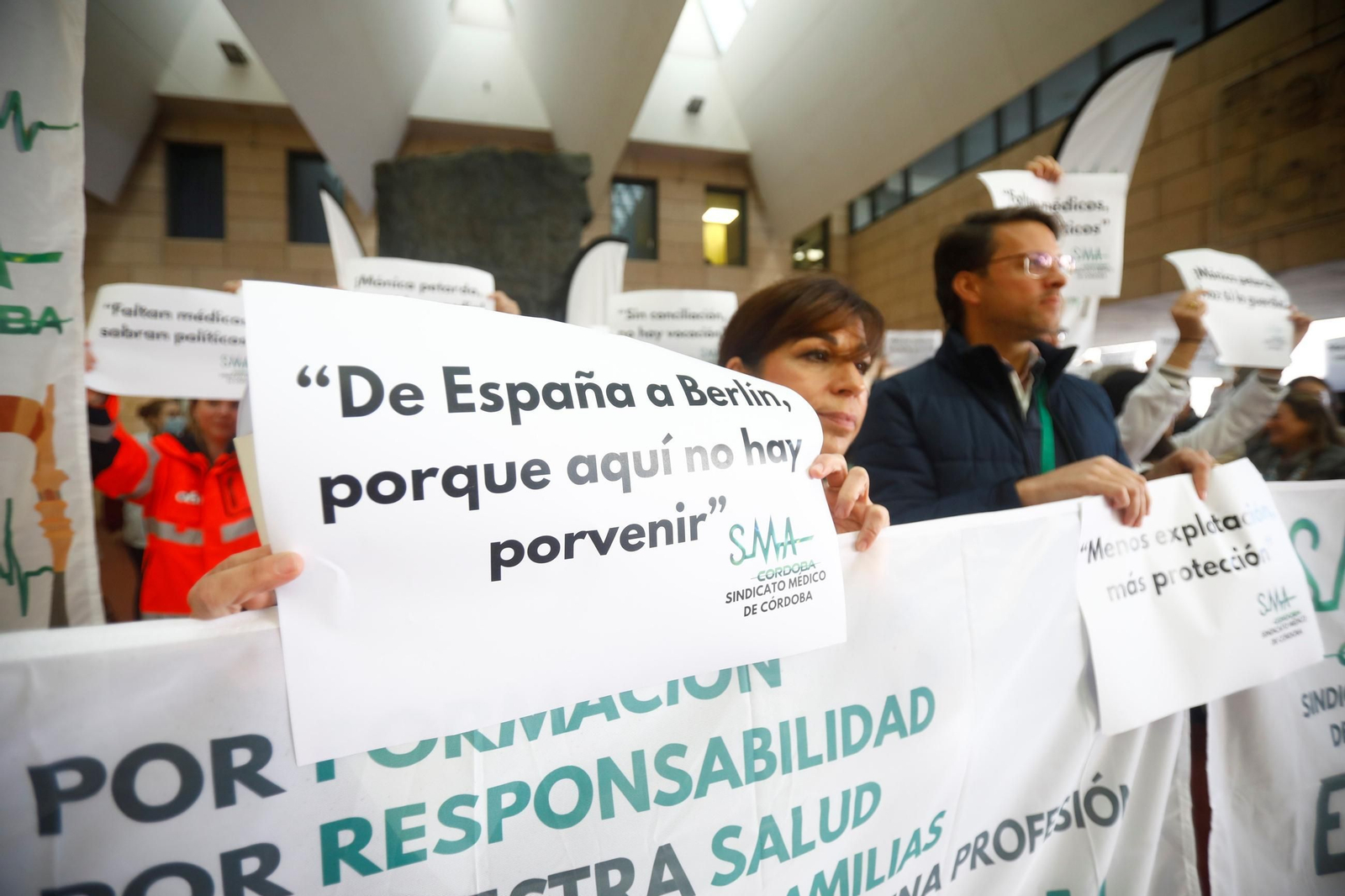 La concentración por la huelga de médicos en Córdoba contra el Estatuto Marco, en imágenes