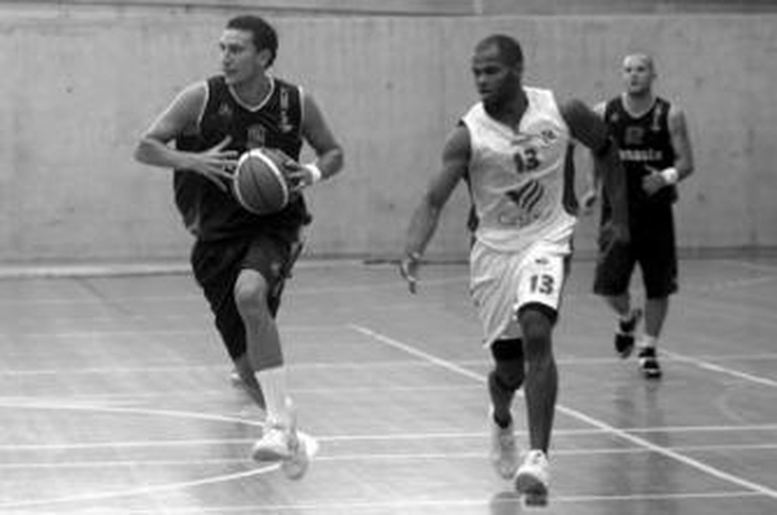 El alero Víctor Pérez figura entre los convocados por Toa Paterna para este encuentro.