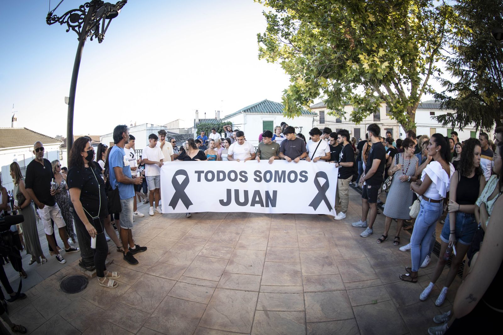 Las imágenes de la concentración de Íllora por el joven fallecido el pasado lunes