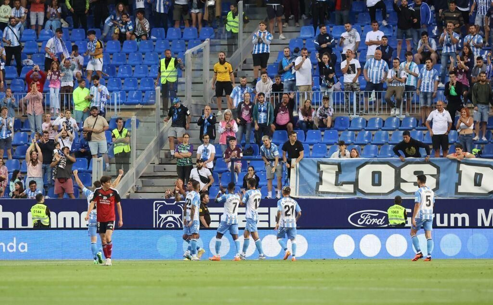 Los jugadores del Málaga celebrando la victoria con la afición.