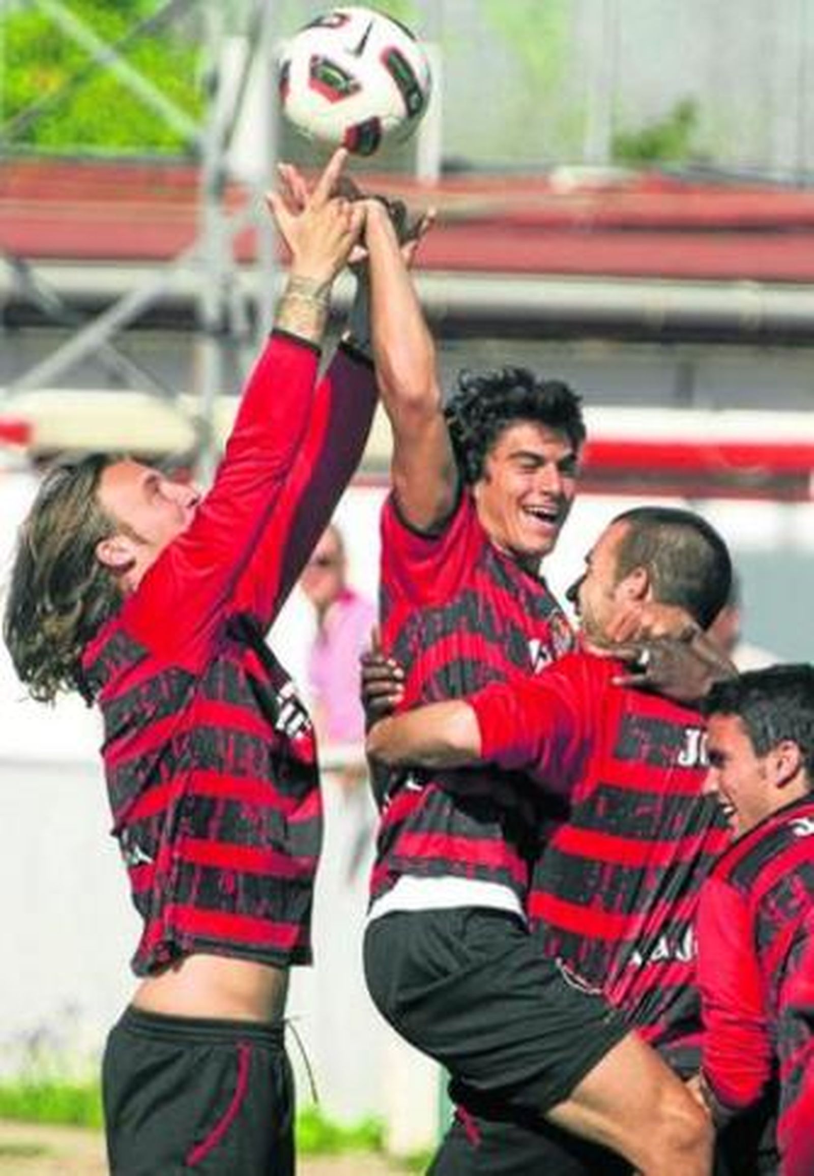 Alexis, Perotti, Negredo y Alfaro bromean durante el entrenamiento.