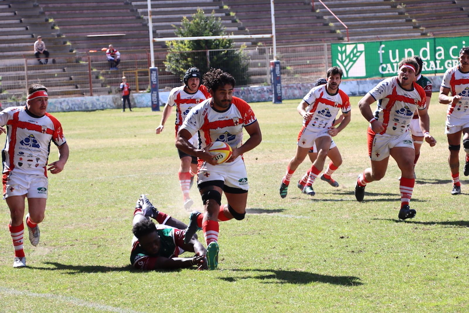 Los cruzados en una acción de un partido disputado este temporada en el Juan Rojas.