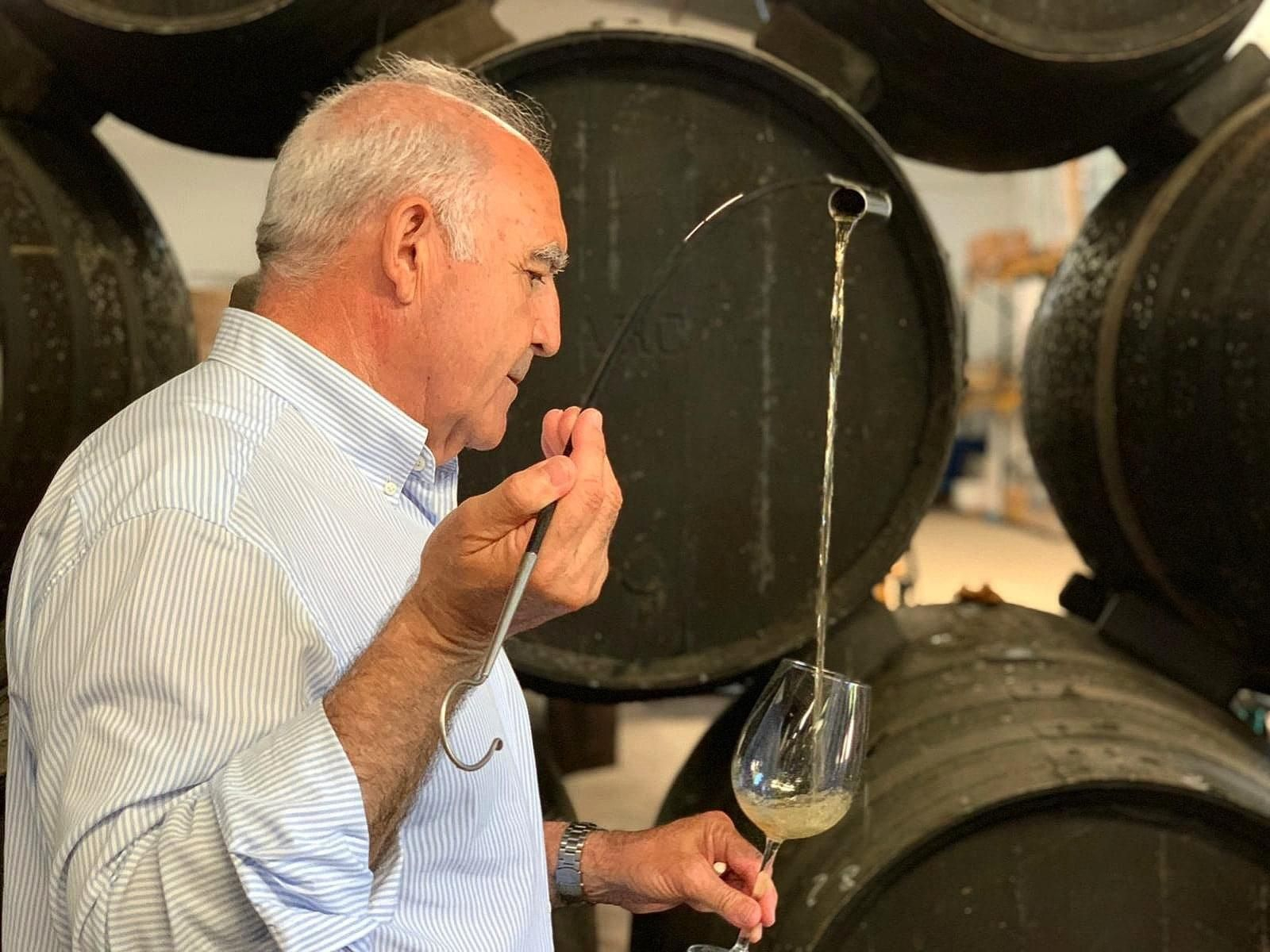 Chano Aragón en el momento de escanciar uno de sus vinos.